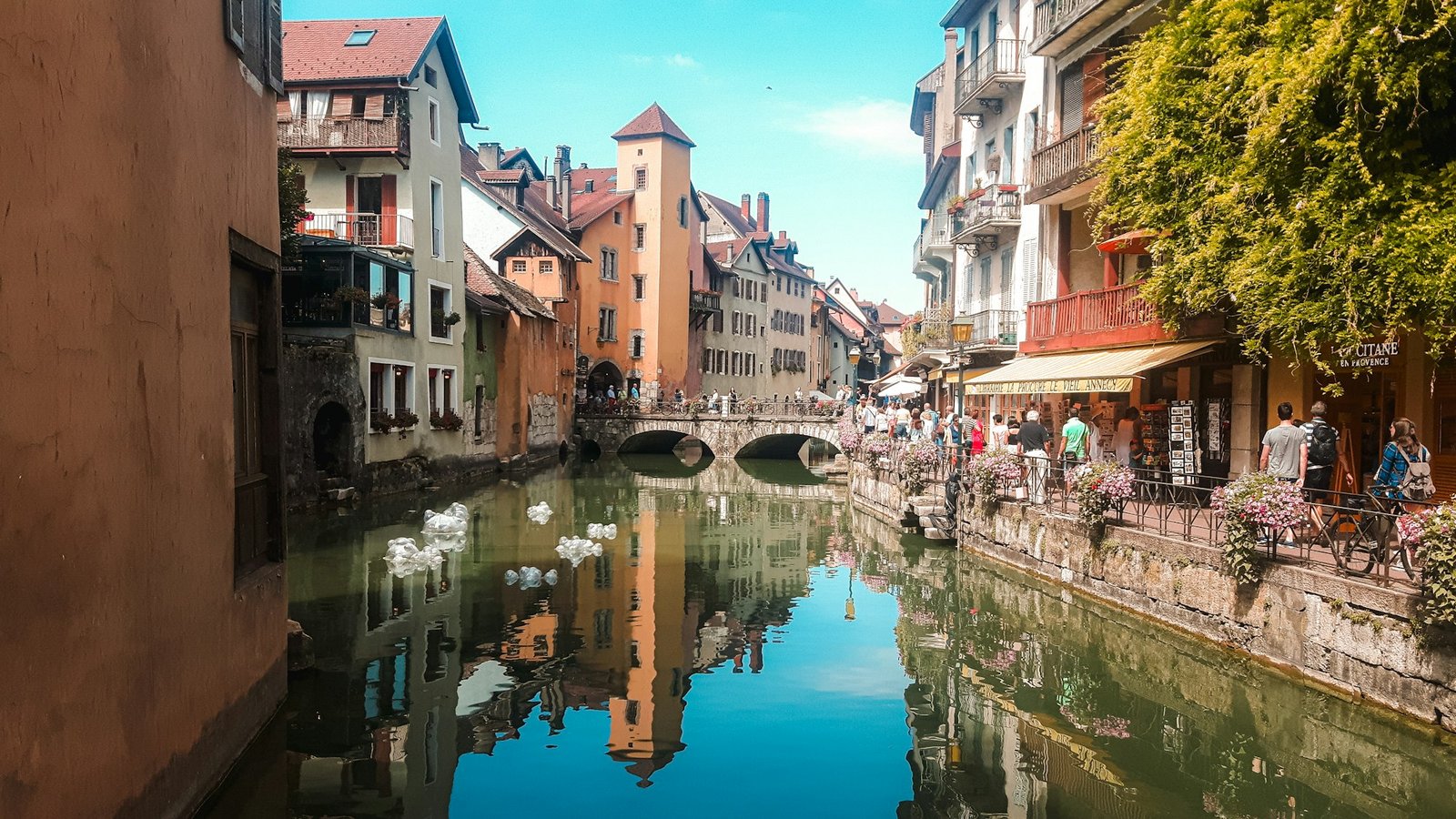 Rivière entre deux rangées d'immeubles, Annecy