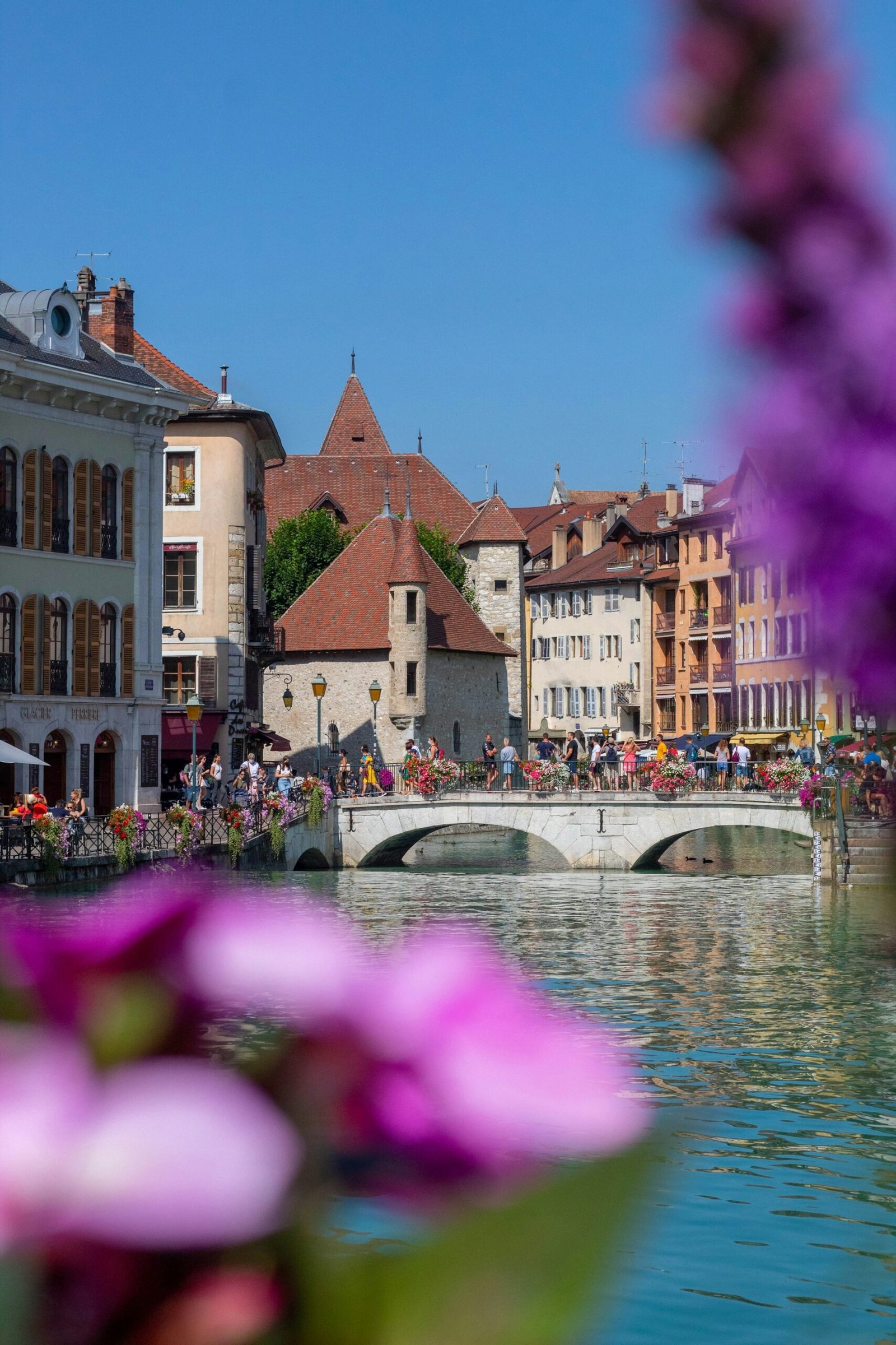 Quais et immeubles en pierre, Annecy