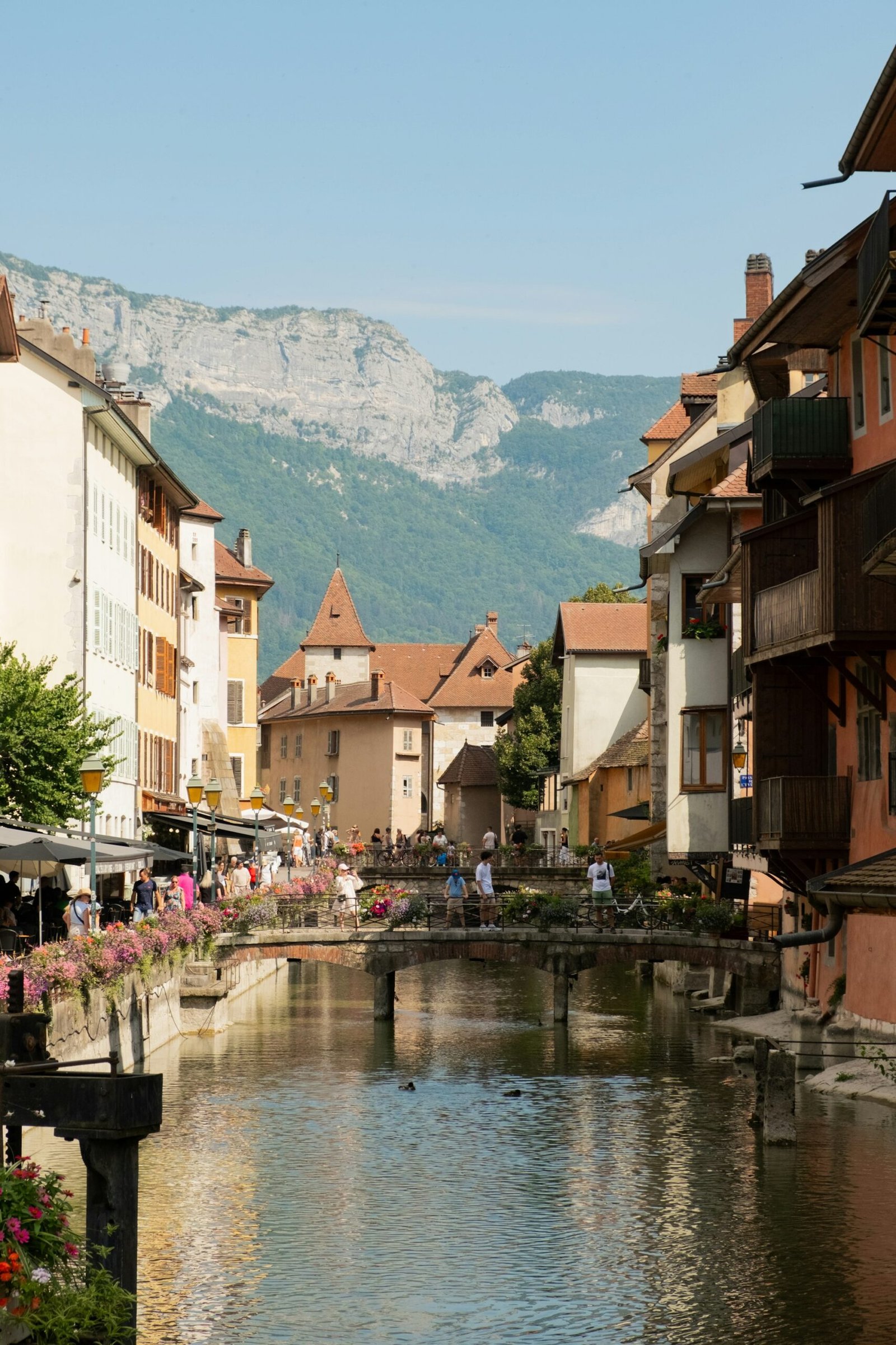 Immeubles de centre-ville le long de la rivière, Annecy